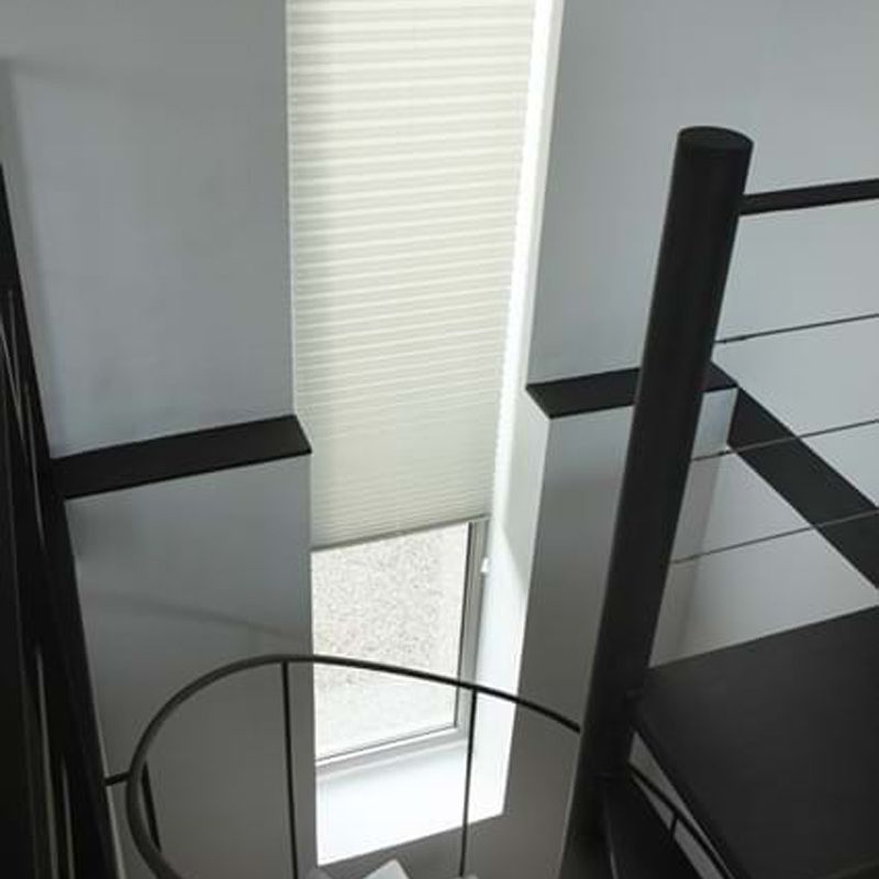 Store plissé laissant passer la lumière