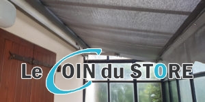 Un store banne a l interieur d une veranda