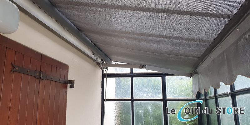 Peut-on installer un store banne à l’intérieur ?