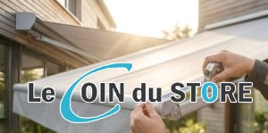 Un artisan prend les mesures de la toile d'un store banne avec un mètre ruban sur une terrasse.