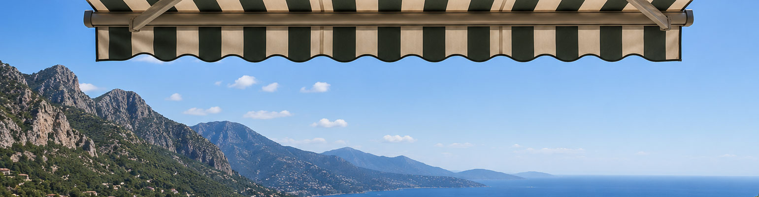 Terrasse protégée par un store banne sur mesure